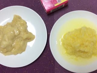 2、彩色水果馅汤圆,香蕉用保鲜袋 弄成泥 菠萝切碎  这样可以吃到果肉