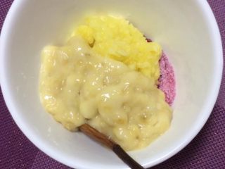 3、彩色水果馅汤圆,B所有材料调匀 腌制10分钟