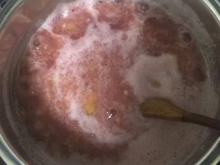 4、彩色水果馅汤圆,炒锅刷洗干净 大火烧开 中火熬制 要不停的搅拌 防止糊锅