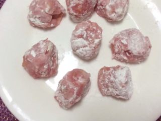 6、彩色水果馅汤圆,用小勺 15克一个 放入冰箱冷冻