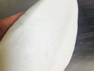 8、彩色水果馅汤圆,三种面团揉成这样光滑细腻的面团 这是切面