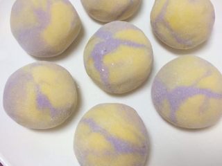 12、彩色水果馅汤圆,炒锅烧水 水沸腾了 下汤圆 不停的推动汤圆 当汤圆漂浮起来后 计时1分钟后就好 不要煮太久 因为 此款汤圆 皮薄馅大 所以一定听话 不然您就只有和汤圆了????????