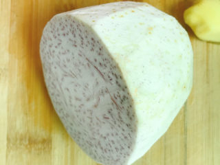 2、剁椒蒸芋头,削皮后切一半