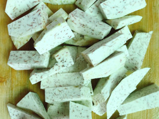 3、剁椒蒸芋头,切成粗条