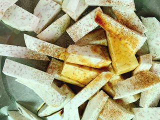 4、剁椒蒸芋头,放酱油、花椒粉、1克盐