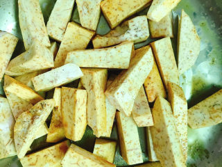 5、剁椒蒸芋头,拌匀