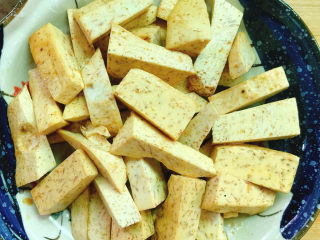 6、剁椒蒸芋头,装入盘中