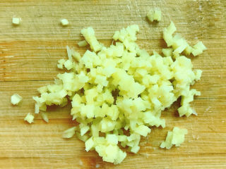 8、剁椒蒸芋头,生姜切成末