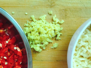 9、剁椒蒸芋头,大蒜切成末