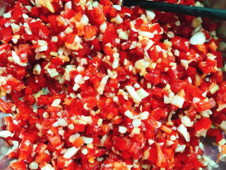 11、剁椒蒸芋头,拌匀