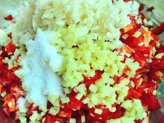 10、剁椒蒸芋头,生姜、大蒜、辣椒放在一起，加盐