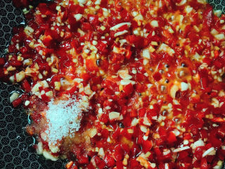 13、剁椒蒸芋头,辣椒放入锅中，加入白糖