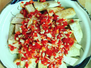 15、剁椒蒸芋头,将辣椒酱铺在荔浦芋头上面