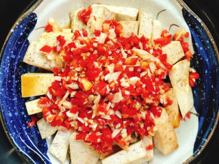 16、剁椒蒸芋头,放入蒸锅，大火烧开