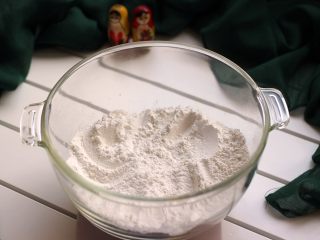 1、萌猪黑芝麻汤圆,食材备齐糯米粉放入器皿里