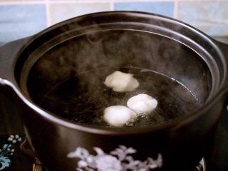3、萌猪黑芝麻汤圆,放入砂锅煮熟后
