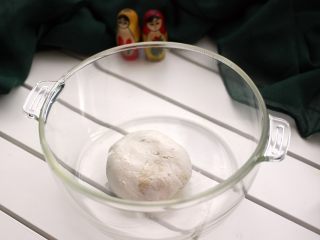 6、萌猪黑芝麻汤圆,这是揉好的糯米面团