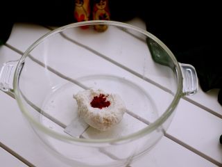 7、萌猪黑芝麻汤圆,取出一半糯米面团加入红曲粉后揉匀