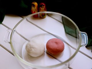 8、萌猪黑芝麻汤圆,把两块和好的糯米团进行醒发10分钟左右