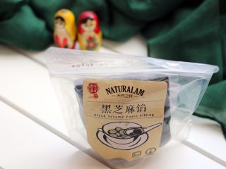 9、萌猪黑芝麻汤圆,这是我用的天林黑芝麻馅料、味道很棒