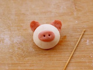 13、萌猪黑芝麻汤圆,用牙签给猪鼻子扎眼