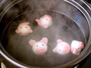 18、萌猪黑芝麻汤圆,直到小猪汤圆飘浮在水上面即可