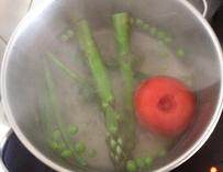 1、法式茄子贻贝,锅中烧开水,加入油盐,放入蔬菜和意面煮熟入冰水,滤干水分