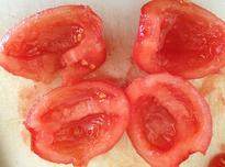 2、法式茄子贻贝,番茄去皮,切成四瓣去籽,蘑菇去皮