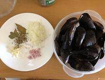 3、法式茄子贻贝,一瓣蒜、1/2个洋葱切成碎,贻贝刷洗干净