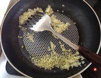 4、法式茄子贻贝,锅中放少许橄榄油,加入蒜末、红葱头碎、洋葱碎爆香