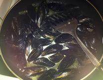 5、法式茄子贻贝,加入葡萄酒、香叶和普罗旺斯混合香料煮开