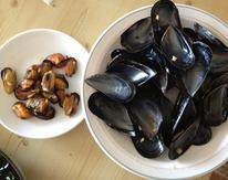 6、法式茄子贻贝,加入贻贝煮至开口捞出,将贻贝取肉,肉和壳分别留用