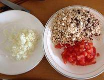 7、法式茄子贻贝,将番茄、蘑菇、蒜、1/2个洋葱分别切成细小颗粒