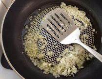 8、法式茄子贻贝,锅中放少许橄榄油,加入洋葱碎和蒜末爆香