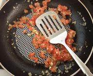 9、法式茄子贻贝,加入番茄碎炒软至无明显颗粒状