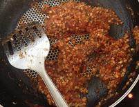 11、法式茄子贻贝,炒至水分蒸发,浓稠时,加入干罗勒碎。如需要,加入盐调味