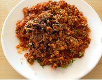 13、法式茄子贻贝,将贻贝肉切碎,与番茄蘑菇酱拌匀