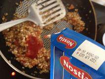 10、法式茄子贻贝,加入番茄酱继续炒制