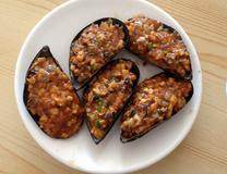 14、法式茄子贻贝,将准备好的贻贝番茄蘑菇酱镶入贻贝壳中