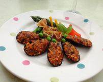 15、法式茄子贻贝,将贻贝摆入盘子与配菜摆入盘中即可