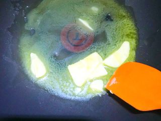 1、多味牛轧糖,把黄油放入不粘锅里，小火慢慢融化，轻轻晃动不粘锅，让黄油铺满锅底，黄油的奶香味浓，实在没有黄油就用植物油代替。