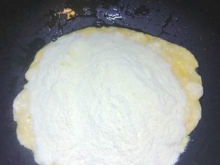 4、多味牛轧糖,棉花糖基本都融了，快速拌入奶粉，千万别有耽搁，棉花糖如果熬太久会出现油水分离，导致失败。