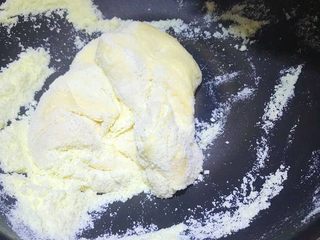 5、多味牛轧糖,用刮刀拌匀成下图所示状态。千万不要用锅铲或木铲来操作，不然会粘连在一起。