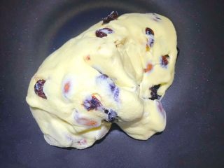 7、多味牛轧糖,把坚果全部混合到棉花糖里