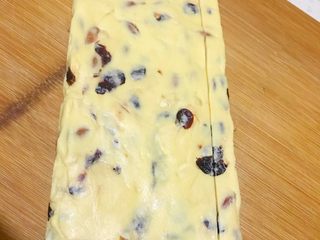 9、多味牛轧糖,一小时后取出牛轧糖，倒扣在砧板上