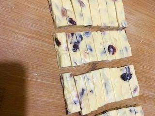 11、多味牛轧糖,再横着切成小块