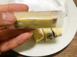 12、多味牛轧糖,拿出准备好的糯米纸和糖纸，逐一的把切好的牛轧糖包上