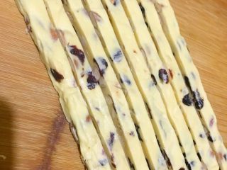 10、多味牛轧糖,用刀竖着切成长条