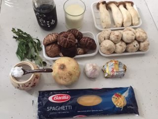 1、日式菌菇意面,准备好材料