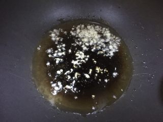 4、日式菌菇意面,蒜瓣切末后锅里热油放锅里煸香